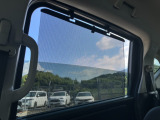 リア窓ガラスには日射しをやわらげるロールサンシェード付き☆