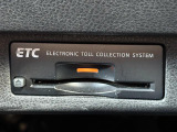 【ETC】有料道路を利用する際に料金所で停止することなく通過できる、ETC車載器(ノンストップ自動料金収受システム機器)が装備されています。セットアップを行うことで利用可能になります。