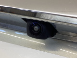車の後方に小型カメラが付いておりバックする際の後方の様子をモニター上に表示します。