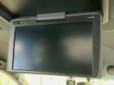 【12.8型フリップダウン】大画面モニターで後席でもエンタメをお楽しみいただけます。家族や友人とお出かけする機会が多い方に大人気です♪