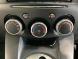 空調スイッチ類は最近流行のタッチパネル式ではなく、運転中でも直感的に操作できるダイヤル式を採用しております。