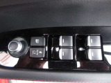 運転席の窓操作部分です。スイッチでミラーや窓の開閉が電動で行えます。