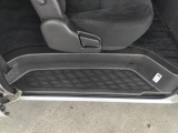 スライドドア開口部の足元ステップおよびフロアマット周辺の写真です。乗降ステップの樹脂カバーや汚れ、コンディションについて画像にてご確認ください。