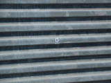 運転視界の遠方上方に虚像を投影することで前を見ながら情報の視認ができます。本当にドライバーが必要な情報を適切に伝え、楽しんで頂くことを考えた新世代装備です。※虚像は2.6m前方に浮かぶイメージです。