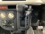 インパネシフトのメリットは、シフトレバーがフロアに無いため足元が広く、ハンドルの近くにあるため自然な姿勢で操作ができます♪