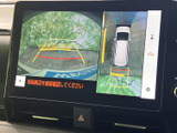 後方映像に加えて車両周辺の表示も確認でき、駐車時の状況把握を助けます。画面のガイドを目安にしながら、周囲を直接確認して慎重に操作いただけます。