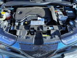 1.2リットル3気筒ターボエンジンと48Vリチウムイオン電池、総出力21KWモーターで構成されるハイブリッドシステム搭載。発進時や加速時にモーターがエンジンをサポート。モーターのみの走行も可能。