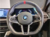 BMWのステアリングはドライバーと車体が一体感に感じれるような操作性を実現しております。また、握りやすさや操作性を向上するためにスイッチ類も配置されております。