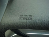 ◆助手席エアバッグ◆SRSエアバッグは、シートベルトだけでは防ぎきれない衝突時の衝撃から乗員を守るための安全装置。衝突時に瞬時に膨らみ、頭部や胸部がダッシュボードに直接衝突するのを防ぎます。