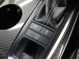 「HOLD」スイッチを押し、システムONの状態にしておくことで、渋滞や信号待ちなどでブレーキを踏んで停車した時にブレーキを保持。アクセルを踏むと解除されます。