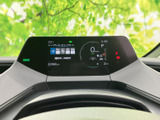 速度やシフト位置、各種警告表示などを運転席正面で確認できるメーターです。必要な情報がまとまって表示されるため、走行中も視線の移動を抑えながら確認しやすい配置です。