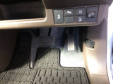 【運転席】アクセル、ブレーキはこのようになっております。