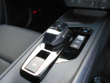 ブレーキホールド付き。ブレーキペダルから足を離しても車が動かないので渋滞しても疲れにくいですよ。アクセルを踏むと解除されます。