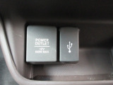 便利なUSBジャック・12V電源ソケットも付いています。周辺機器の充電にご利用頂けます。
