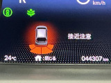 パーキングセンサーシステムは走行中に障害物が迫ると音と表示でお知らせ、低速走行時時の安心感を高めます