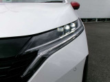 アダプティブLEDヘッドライトシステム。夜間ドライブ安心。ハイビームアシスト。ヘッドランプのハイビームとロービームを自動切り替え。常に良好な前方視界の維持をサポート。