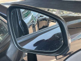隣車線を走る車両をレーダーで検知し、ドアミラーでは確認しにくい後側方エリアに存在する車両に加え、急接近してくる車両も検知します。車両を検知するとドアミラーに搭載されたLEDインジケーターが点灯します。
