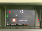 速度やシフト位置、燃料残量などの情報がまとまって表示され、運転に必要な状況を確認しやすい設計です。各表示が見渡しやすく、出発前の確認にも便利です。