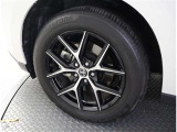 かっこいいホイールですね。 車のイメージを大きく左右するホイール部分はコダワリを持ちたいですね。