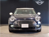 MINIのフロントグリルのデザインはイギリスで生まれた当初から、シルバーのサイドバーが折り重なった伝統的なデザインで御座います。その伝統はBMWのお車になってからでも少しずつ形を変えて守られております