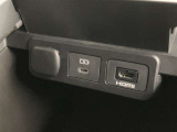 アームレスト内にHDMI端子がございます。