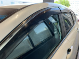【ドアバイザー】雨の日でも窓を少し開けて換気可能。車内を快適に保ち、日常の使用も安心です。