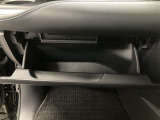 車検証や取扱説明書などをすっきり収納できる、助手席前の便利なグローブボックスです。