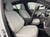 運転席シート廻りは使用感も少なく、良好な状態となっています。前オーナー様が丁寧に使っていたことがよくわかりますね。