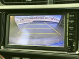 後方の様子を画面で確認でき、ガイド線も表示されるため、駐車時の位置合わせをサポートします。目視での確認と合わせて周囲に気を配りながら操作できる便利な装備です。