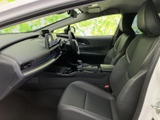 前席はゆとりある座面と背もたれで、運転席側を含め落ち着いて座れる空間です。前方の視界も広く、窓から自然光が入る明るさがあり、日々の移動を快適にお過ごしいただけます。