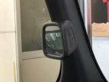 【ピタ駐ミラー】運転席に座った状態で死角になりやすい左側やクルマの後ろの様子まで確認でき、幅寄せや縦列駐車、車庫入れの際に役立ちます。