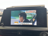TVを停車中に視聴でき、休憩時間など車内で過ごすひとときに活用できます。画面上に番組映像が表示され、ニュースや番組を楽しみたい方にも嬉しい装備です。