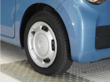 ◆純正ホイール装着車◆シンプルなデザインのホイールキャップ付きです。