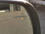 【ブラインドスポットモニター】車外にいる車をいち早く検知し、ドライバ―に知らせるシステムです。