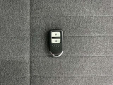 付いてて便利!とても人気の高い装備のスマートキーシステム。キーを携帯しているだけで、ドアロックの開閉並びにエンジンの始動が可能な装備です。