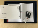 メンテナンスノート【点検整備記録簿・保証書】、取説も揃ってます。スマートキーはバッグなどにしまったままボタン操作でエンジン始動・停止やハイブリッドシステムの起動や停止ができて大変便利です