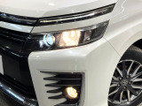 【LEDヘッドライト】悪天候や夜間走行時も良好な視界を確保し安心して運転できる高輝度LEDヘッドライトを装備!点灯速度が早く、消費電力も抑えられています。