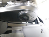 助手席側で見えにくい左前方の映像を、車内のマルチファンクションディスプレイに映し出します。前方への駐車や左寄せ、狭い道でのすれ違いなど、さまざまなシーンで安心して運転できる便利な機能です。