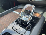 【オレフォス社製クリスタル・シフトノブ】高い存在感を放つクリスタルのシフトノブはボルボPHEV車のみに装備される特別なアイテム。スウェーデン南部のクリスタルガラスメーカー、オレフォス社による製造。
