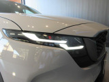 アダプティブLEDヘッドライト装着!フォワードセンシングカメラで前方の追従や対向車の位置を確認、車輌のいない箇所をハイビームにするグレアフリーハイビーム機能が付いております。
