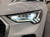 ウイング状のデイタイムランニングライトを備えるLEDヘッドライト。昼光に近い照明によって進路を照らし、昼夜ともに目視しやすく視認性を高め安全性と快適性を向上させます。