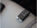 【イモビライザー】 専用キー側のIDコードと車両側のIDコードを照合し、一致すればエンジンを始動させることができる盗難防止機能。