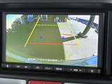 【バックビューモニター】 後進時、安全確認が出来ます。苦手な車庫入れも安心サポート! しかし、あまり頼り過ぎないようにお願いいたします☆
