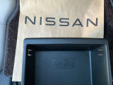 助手席シートアンダーボックスにも荷物が入ります。小物類の整理にも活躍します。