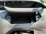 便利な運転席アッパーボックスです。スマホなどの充電に便利なUSB電源付きです。