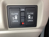 リアドアは乗り降りに便利な両側電動スライドドアです。また運転席に座っていながらスイッチ操作で自在にスライドドアを開け閉めできます。