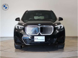 【キドニーグリル】BMWは約90年もの間、ほぼ全ての車両にひと目でBMWだと分かるこの特徴的なフロントグリルが備えられ、デザイン・アイコンとして親しまれてきました。