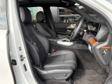 ブラックで統一された運転席まわり。レザーARTICOとウッドトリムが調和した落ち着きある空間です。
