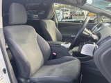 前席はゆったりとした形状で、運転席と助手席それぞれにヘッドレストを備えています。乗り込む際の視界も開けており、毎日の移動を落ち着いて過ごせる空間です。