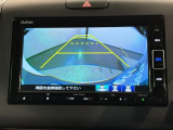 リバースギアに入れるだけで後方の表示へ切り替わります。夜間や雨の日の駐車も楽になりますよ。